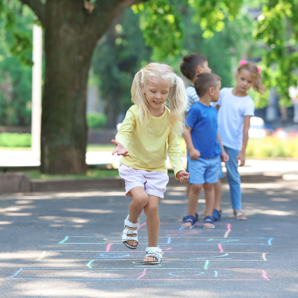 Kinderen stoepkrijten buiten op straat